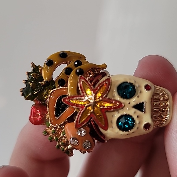 Betsy Johnson skull ring - Picture 5 of 5